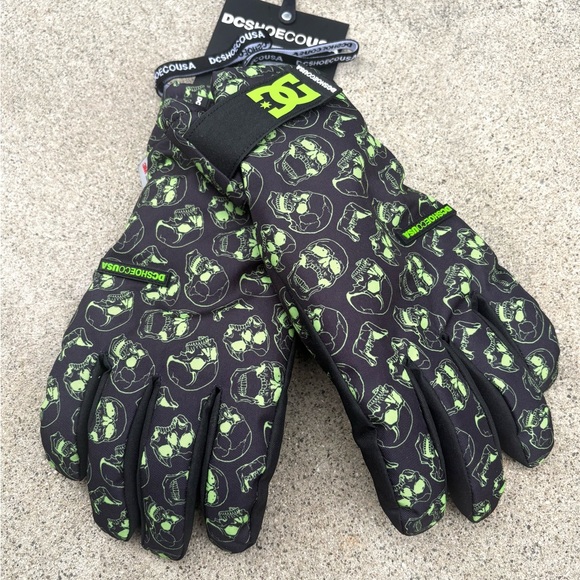 DC Shoes Skull Snow Winter Gloves - Picture 1 of 11